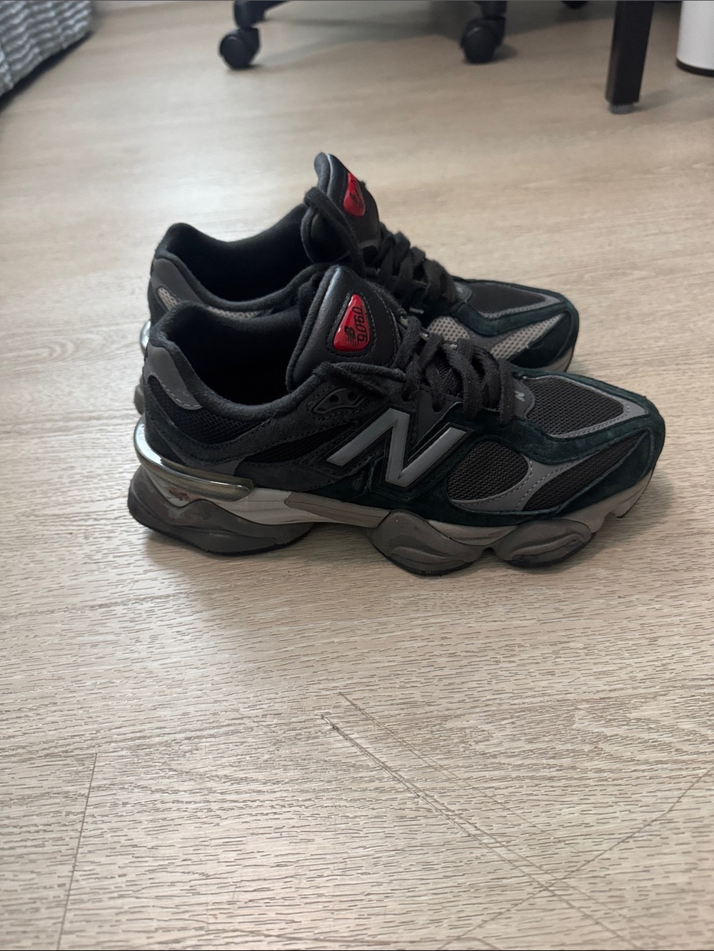 New Balance Men Black & Dark Green Athletic Sneakers with Red Logo
